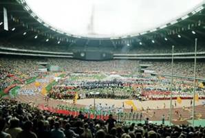  Un aspecto del estadio, en el desfile de los participantes el día 17 de julio de 1976, sin el techo móvil